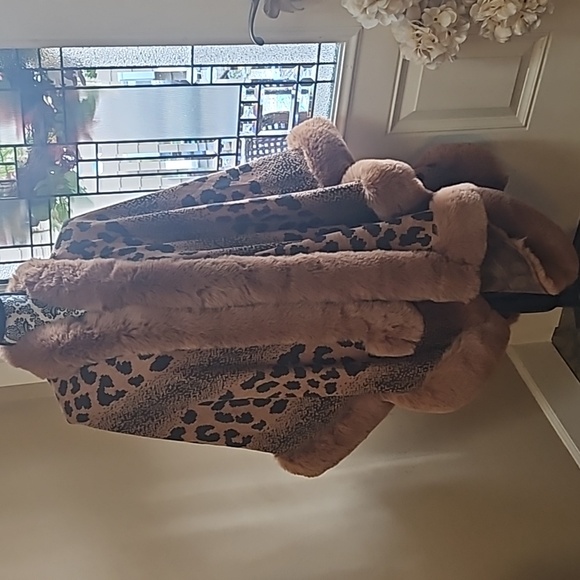 KATHY IRELAND Fashion 360 Safari Skies Faux Fur Trim Cape - NEW - Picture 1 of 4